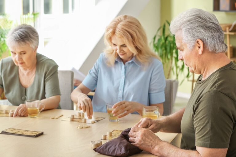 Menschen beim Brettspiel